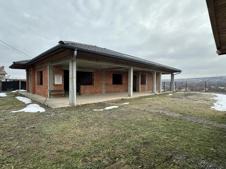 Casă cu 2 camere cu Teren 1800 Mp în Peștișu Mare