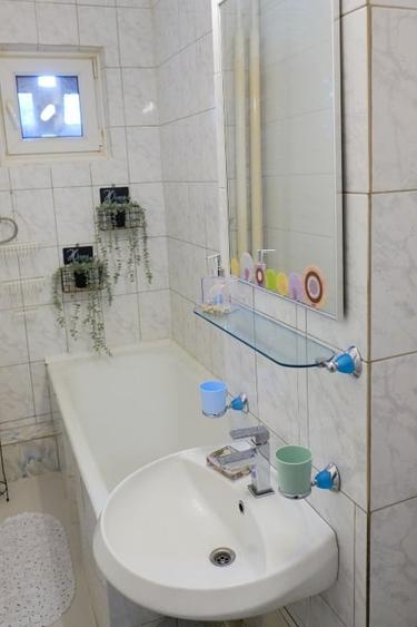 Apartament cu 3 camere semidecomandat în Girocului