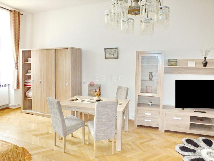 Apartament cu 4 camere semidecomandat în Centrul Istoric