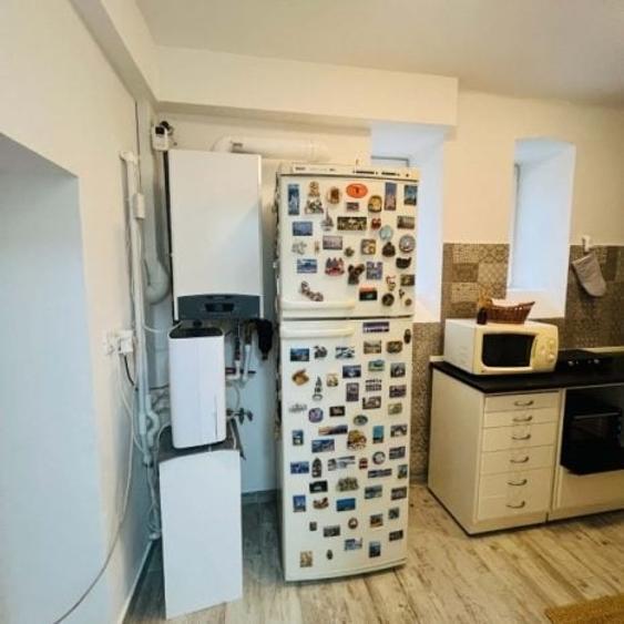 Apartament cu 3 camere semidecomandat, mobilat în Universitate