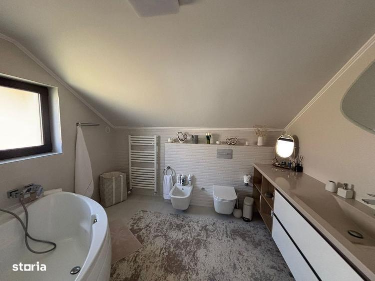 Casă cu 4 camere cu Teren 550 Mp în Central