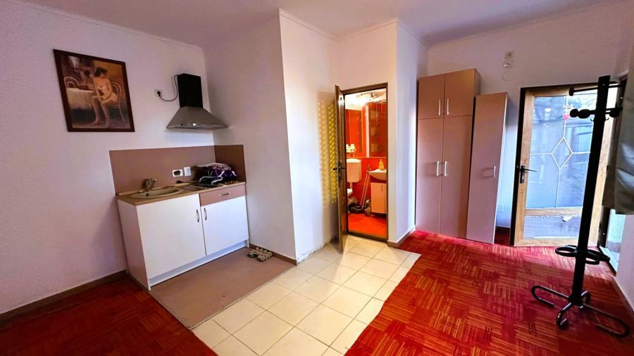 Casă cu 12 camere cu Teren 350 Mp în Central
