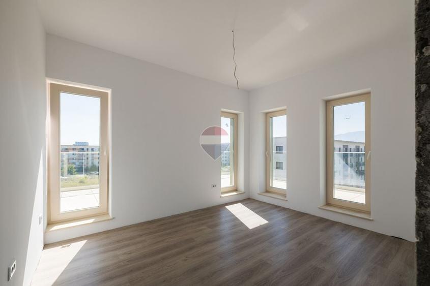 Apartament cu 3 camere decomandat în Tractorul