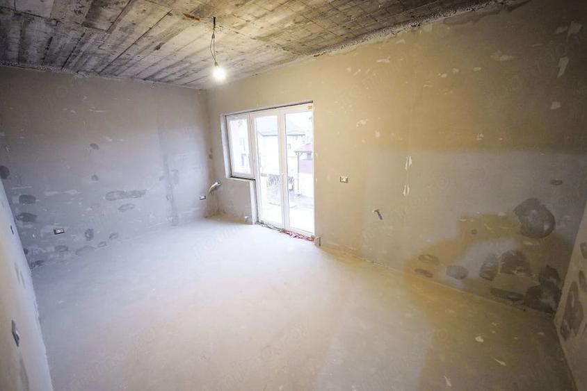 Casă cu 8 camere cu Teren 265 Mp în Romanești