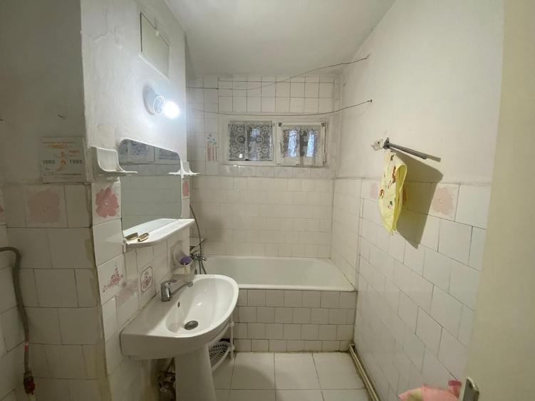 Apartament cu 3 camere semidecomandat, mobilat în Central
