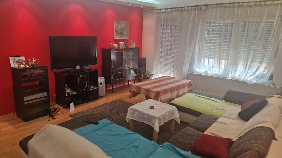 Casă individuală cu 5 camere cu Canalizare în Roșu