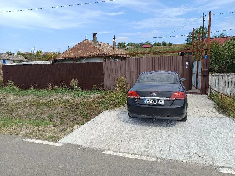 Casă cu 2 camere cu Teren 1400 Mp în Ivănești
