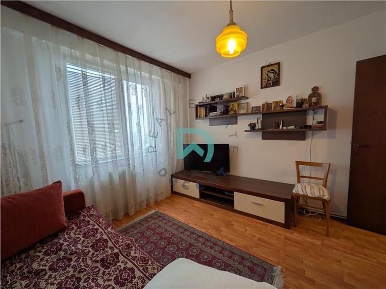 Apartament cu 3 camere decomandat în Astra