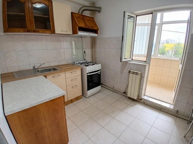 Apartament cu 3 camere decomandat, mobilat în Nicolina