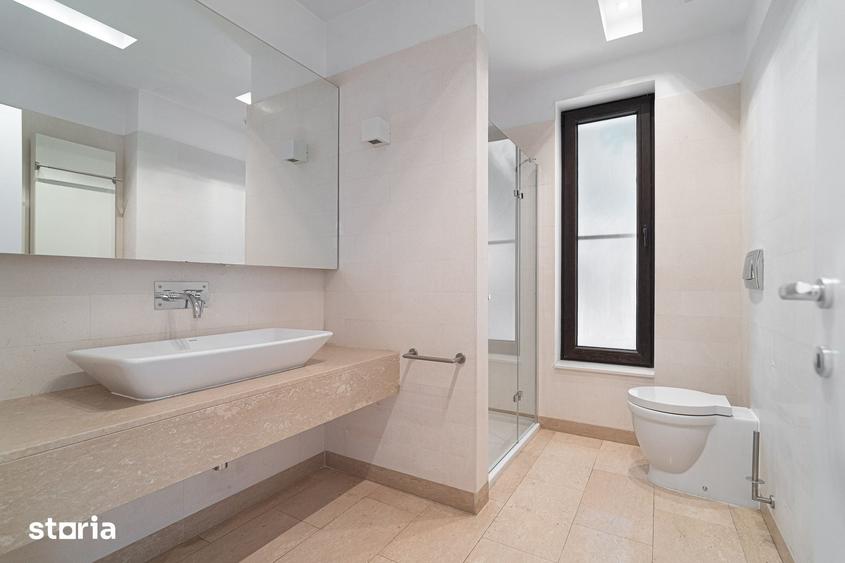 Casă cu 10 camere cu Teren 500 Mp în Central