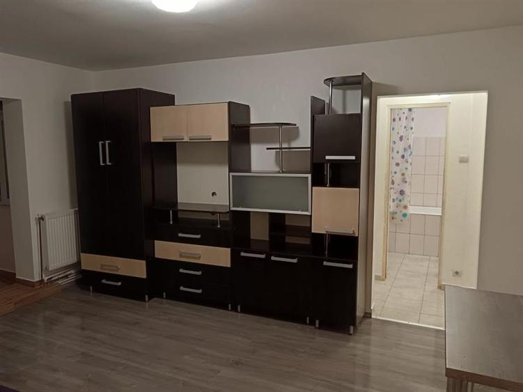 Apartament cu 2 camere semidecomandat, mobilat în Bularga