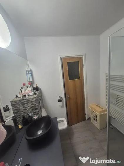 Apartament cu 3 camere decomandat în Exterior Vest