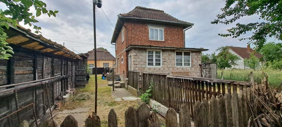 Casă cu 4 camere în Războieni-Cetate