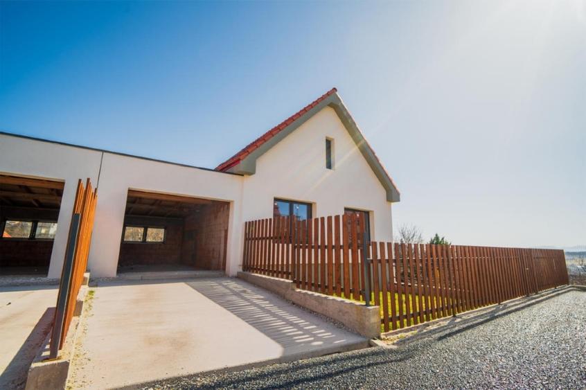 Duplex cu 5 camere cu Garaj în Sălicea