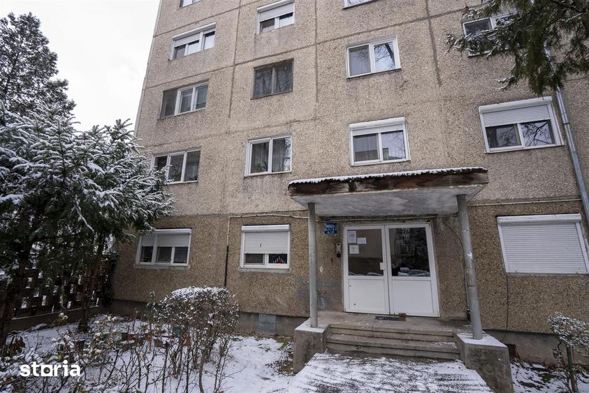 Apartament cu 4 camere decomandat, mobilat în Decebal