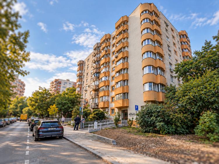 Apartament cu 3 camere decomandat în Sebastian