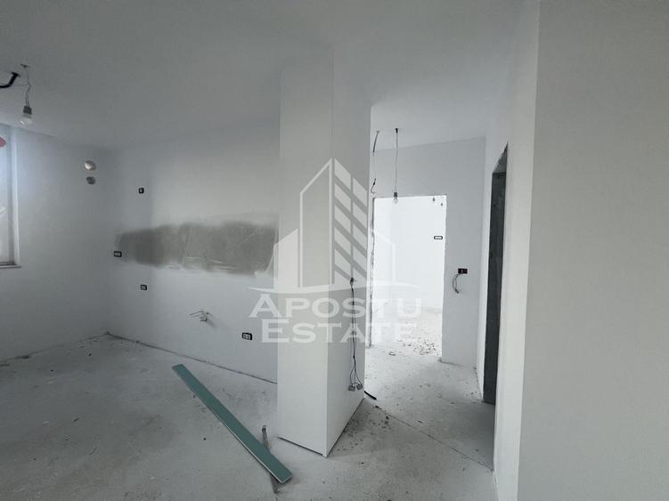 Apartament cu 3 camere semidecomandat în Aradului
