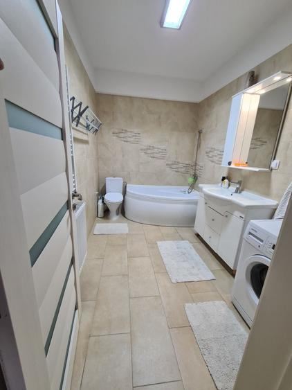 Apartament cu 3 camere decomandat în Exterior Vest