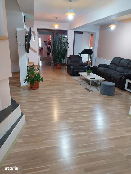 Casă cu 7 camere cu Teren 730 Mp în Central