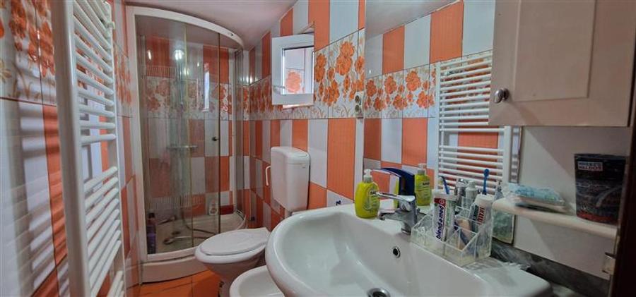 Casă individuală cu 6 camere cu Canalizare în Ultracentral