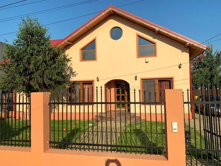 Casă cu 4 camere decomandat în Nord