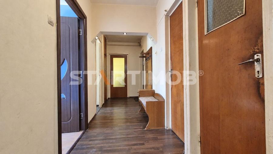 Apartament cu 3 camere decomandat în Răcădău