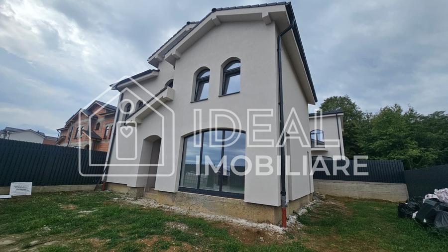 Casă individuală cu 4 camere cu Canalizare în Periferie