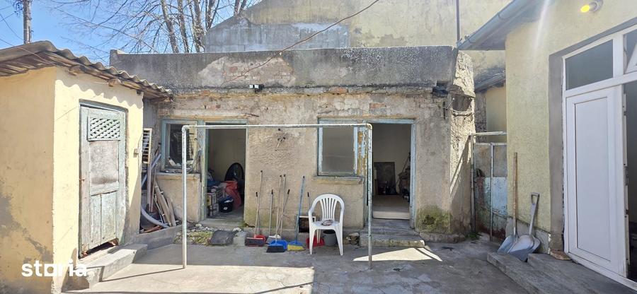 Casă cu 7 camere cu Teren 170 Mp în Tomis I