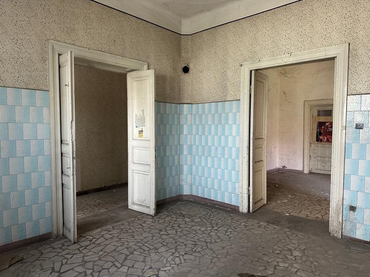 Casă cu 5 camere cu Canalizare în Central