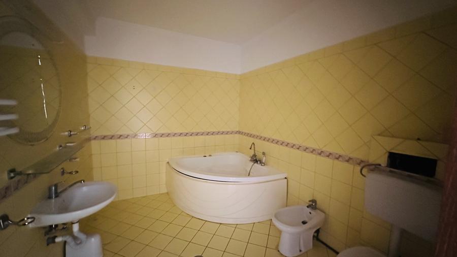 Casă individuală cu 21 camere cu Canalizare în Roșu