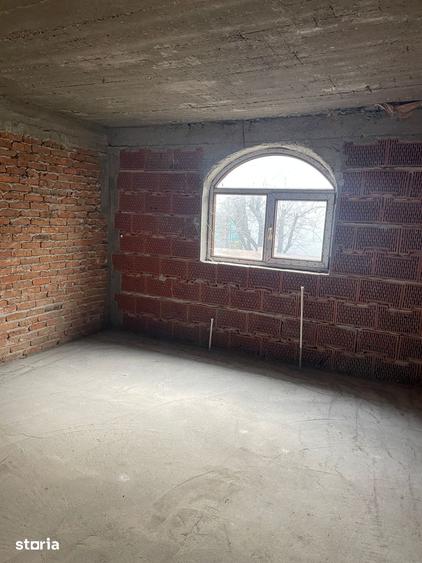 Casă cu 4 camere cu Teren 750 Mp în Nanov