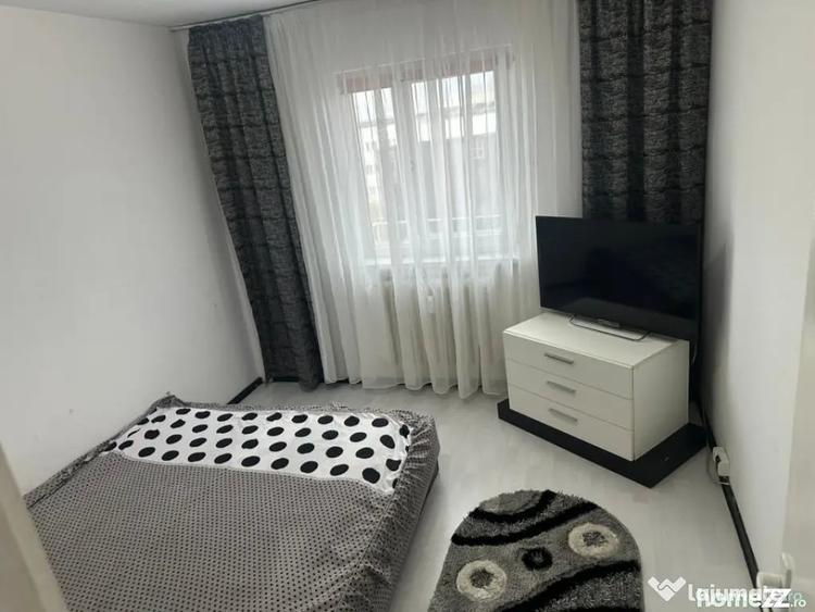 Apartament cu 3 camere semidecomandat în Calea București