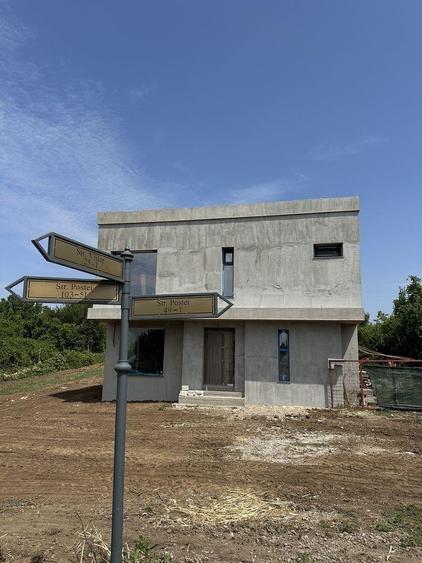 Casă individuală cu 4 camere cu Teren 360 Mp în Cârcea