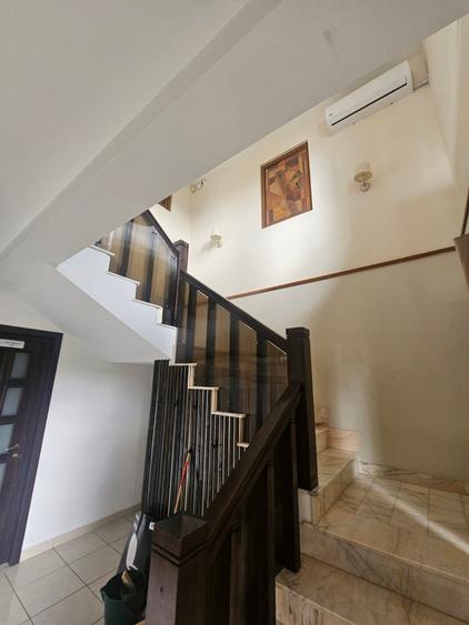 Casă cu 9 camere cu Garaj în Valea Lupului