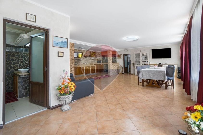 Casă individuală cu 6 camere cu Piscina în Mândra