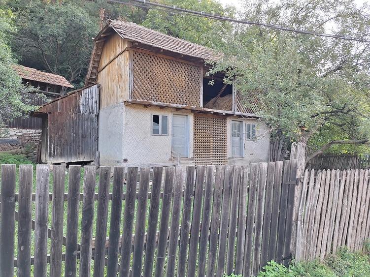 Casă cu 2 camere cu Teren 350 Mp în Cătina