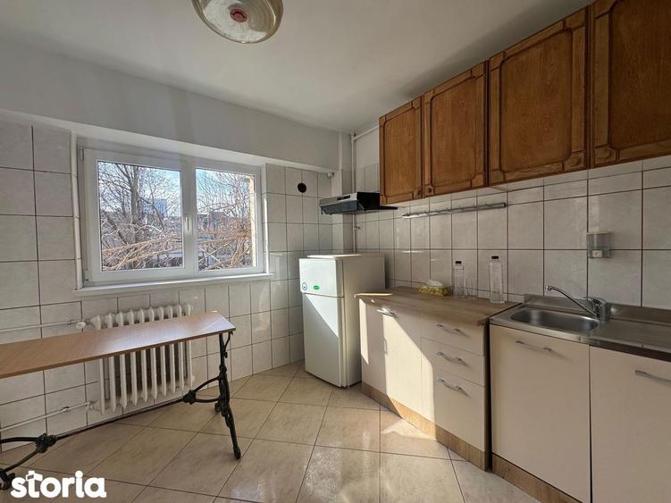Apartament cu 3 camere semidecomandat în Dorobanți