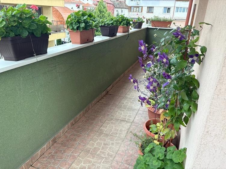 Apartament cu 3 camere decomandat în Florești