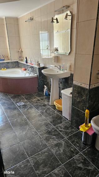 Apartament cu 4 camere decomandat în Găvana