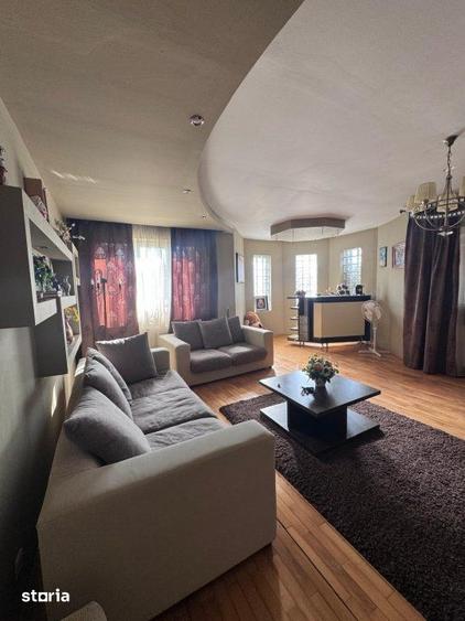 Casă cu 6 camere cu Teren 2500 Mp în Siret