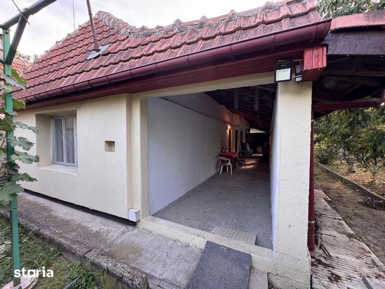 Casă cu 3 camere cu Canalizare în Plopi