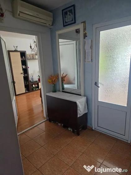 Apartament cu 3 camere semidecomandat în Târgu Cucu