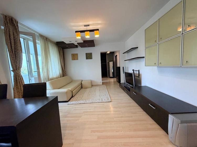 Apartament cu 3 camere semidecomandat în Titan