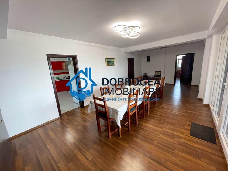Casă individuală cu 8 camere cu Canalizare în Vest