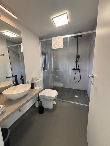 Casă individuală cu 10 camere cu Canalizare în Central