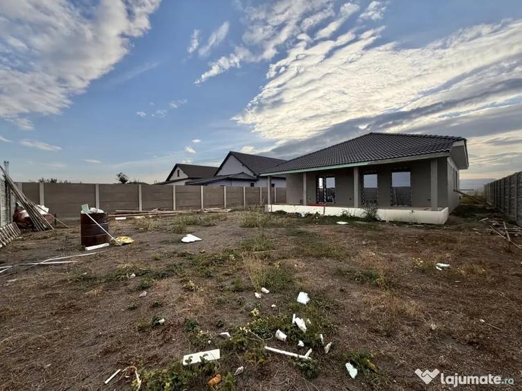Casă cu 4 camere cu Teren 533 Mp în Sânmihaiu Român