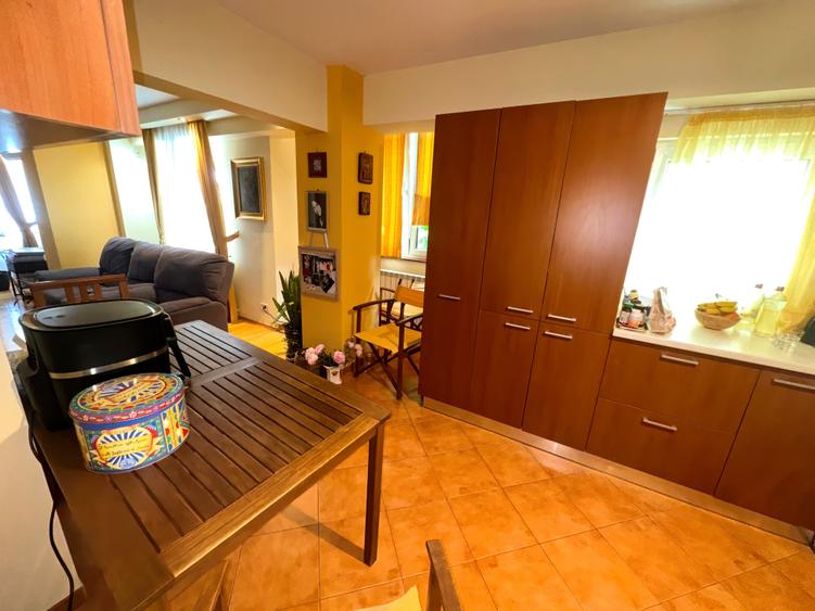 Apartament cu 4 camere semidecomandat, mobilat în Aviației