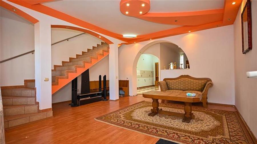 Duplex cu 13 camere cu Canalizare în Central