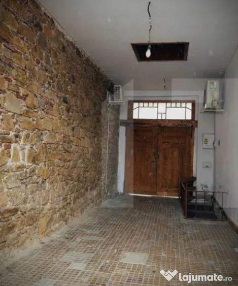 Casă cu 7 camere cu Teren 760 Mp în Central