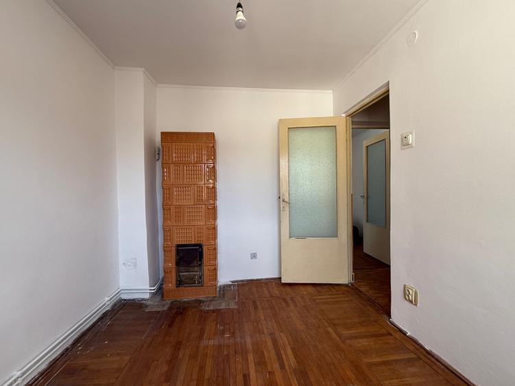 Apartament cu 3 camere semidecomandat în Central